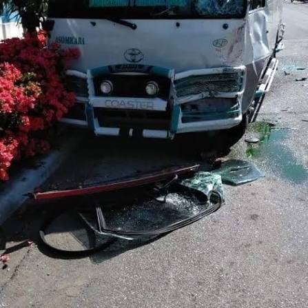 Muere una persona y seis resultan heridas tras volcadura de autobús en la circunvalación de Baní