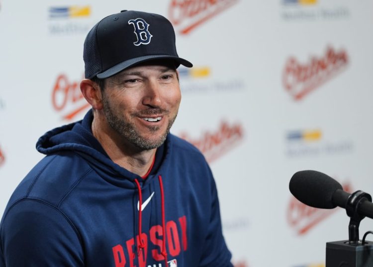 Chad Tracy asume como dirigente interino de los Medias Rojas tras salida de Alex Cora