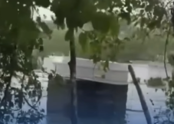 Lluvias interrumpen sepelio y dejan ataúd expuesto en Puerto Plata