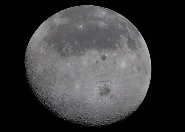 Astronautas de Artemis vieron destellos, polvo lunar y nuevos colores al pasar por la Luna