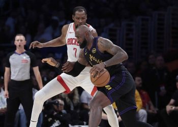 LeBron James lidera a los Lakers y los coloca 2-0 frente a Houston