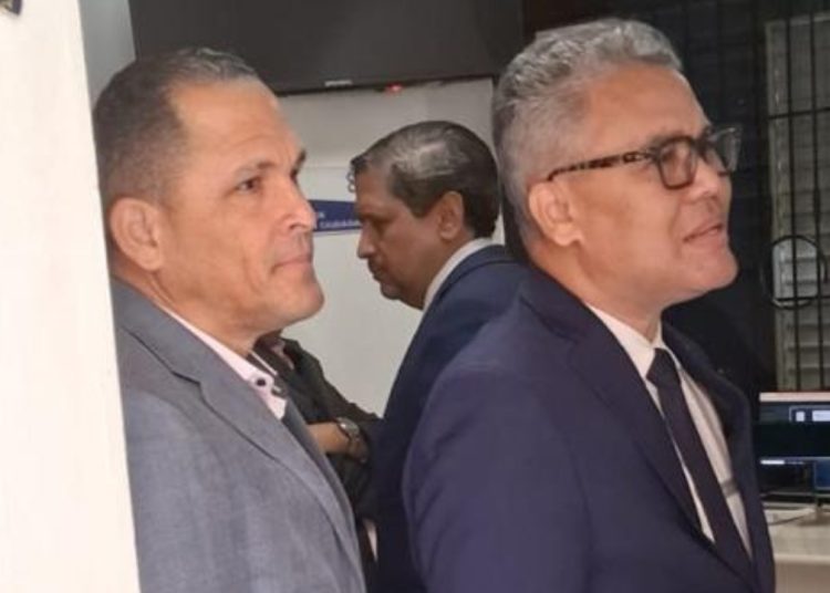 Carlos Peña se presenta a la Fiscalía para responder por acusación de difamación interpuesta por Energía 2000