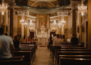 Iglesia Católica en Azua denuncia impacto ambiental de proyectos mineros y barcazas durante Sermón de las Siete Palabras
