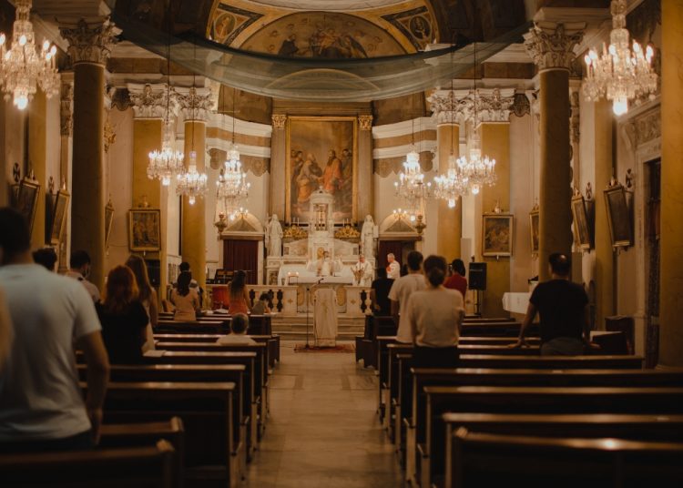 Iglesia Católica en Azua denuncia impacto ambiental de proyectos mineros y barcazas durante Sermón de las Siete Palabras