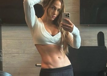 Jennifer Lopez causa revuelo en redes con fotografía que resalta sus abdominales