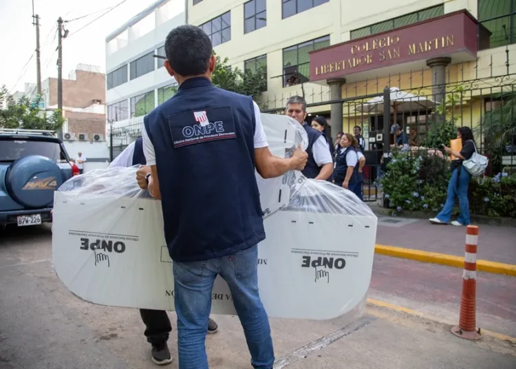 Las últimas actas de las elecciones en Perú llegan a las oficinas de conteo ocho días después de los comicios