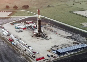 El petróleo de Texas cae casi un 12 % tras la reapertura del estrecho de Ormuz