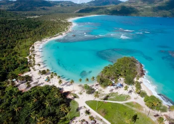 Gran afluencia de visitantes genera extensa fila vehicular hacia Playa Rincón y Caño Frío en Las Galeras