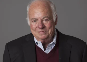 PUCMM reconoce trayectoria internacional de Abraham F. Lowenthal