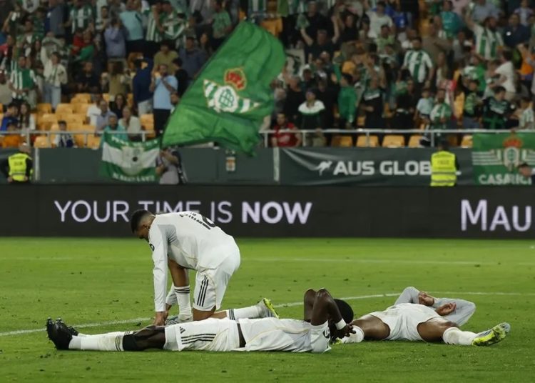 Bellerín rescata al Betis en el descuento y frena al Real Madrid