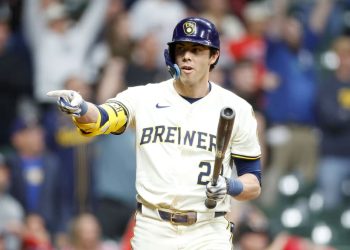 Christian Yelich a la lista de lesionados; Cerveceros ascienden a Greg Jones