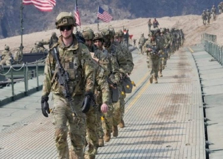 EEUU envía miles de soldados más a Oriente Medio mientras Trump ve la guerra cerca del fin