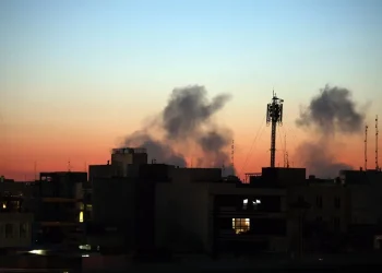 Teherán activa sus defensas aéreas, informan medios iraníes