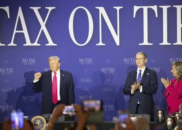 Trump promueve su política de eliminar impuestos sobre las propinas en Las Vegas