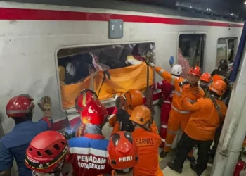 Elevan a siete los muertos tras la colisión de dos trenes a las afueras de Yakarta