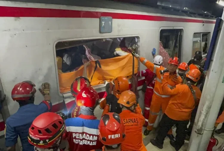 Elevan a siete los muertos tras la colisión de dos trenes a las afueras de Yakarta