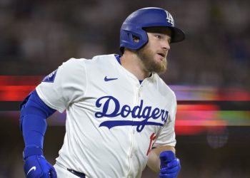 Max Muncy conecta tres jonrones y deja en el terreno a Rangers en triunfo de Dodgers
