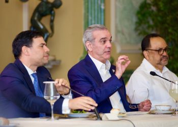 Abinader reafirma respaldo a la clase artística y escucha propuestas del sector cultural