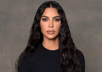 Kim Kardashian comparte su estricta rutina de bienestar con decenas de suplementos diarios