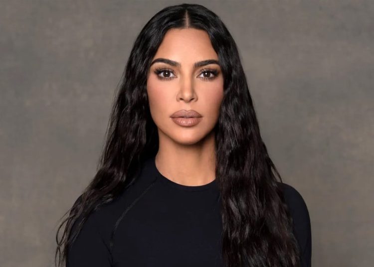 Kim Kardashian comparte su estricta rutina de bienestar con decenas de suplementos diarios