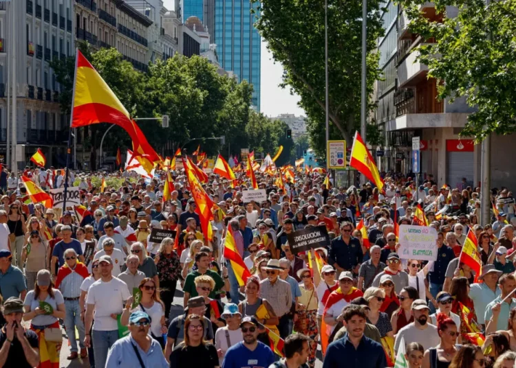 Miles marchan en Madrid para exigir la dimisión de Pedro Sánchez