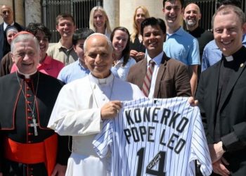 El Papa León XIV recibe jersey autografiado de Paul Konerko, ídolo de los Medias Blancas