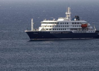 Canarias estudia la solicitud del crucero para atracar el sábado en un puerto de las islas