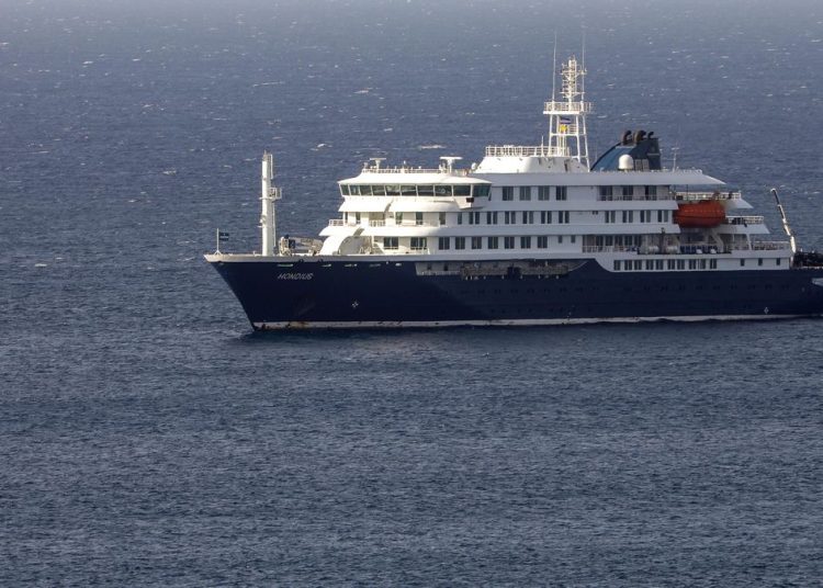 Canarias estudia la solicitud del crucero para atracar el sábado en un puerto de las islas
