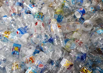 Revelan desafíos estructurales en el reciclaje del plástico cristalino