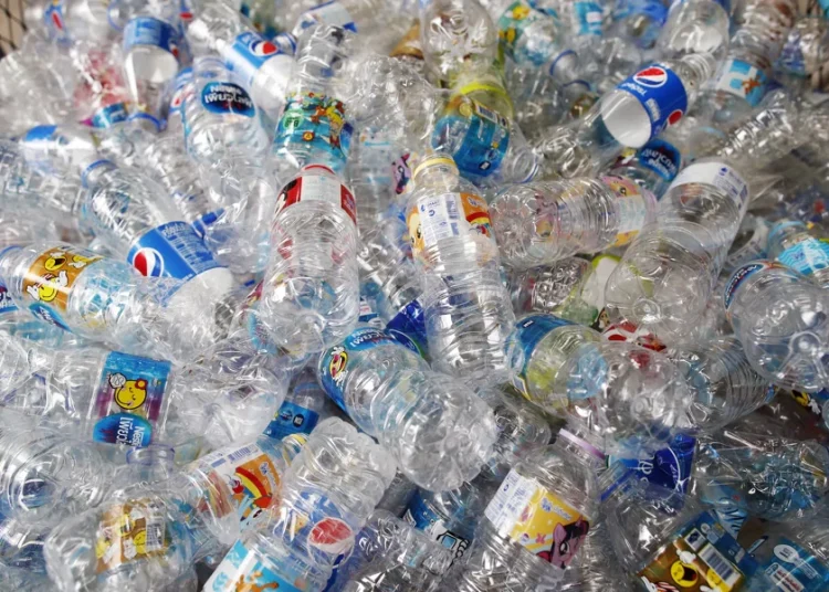 Revelan desafíos estructurales en el reciclaje del plástico cristalino