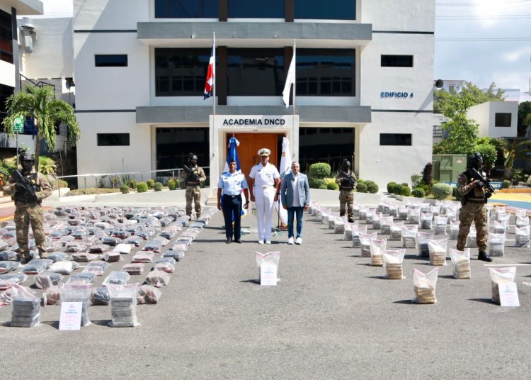 Autoridades ocupan 1,295 paquetes de presunta droga en dos operaciones simultáneas en Pedernales