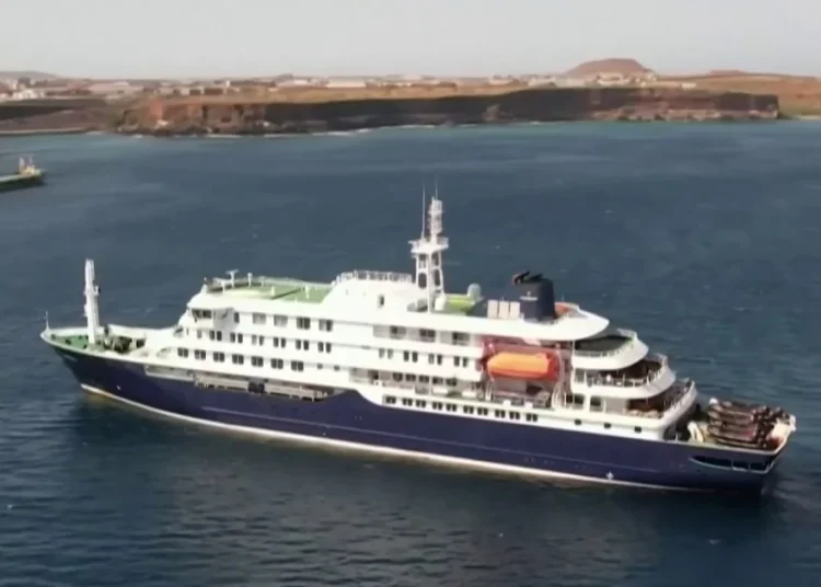 EE. UU. traslada a Nebraska a afectados por brote de hantavirus en crucero