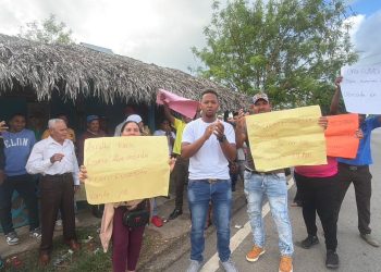Comunitarios de Loma Atravesada protestan exigiendo respuestas al ministro de Obras Públicas, Eduardo Estrella