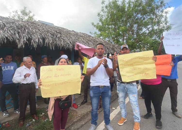Comunitarios de Loma Atravesada protestan exigiendo respuestas al ministro de Obras Públicas, Eduardo Estrella