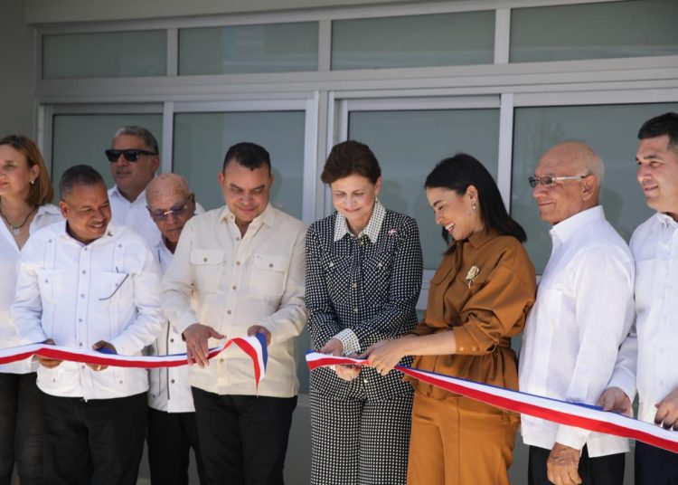 Raquel Peña y director del SNS entregan renovado hospital municipal de Castañuelas