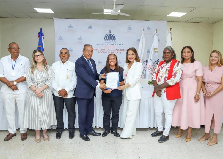Supérate y Conape habilitan 71 personas cuidadoras de adultos mayores en Azua