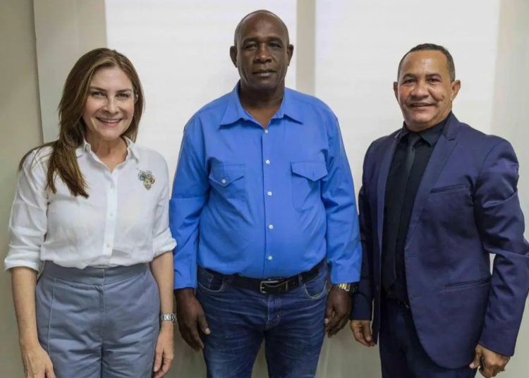 PRM fortalece su estructura política en Azua con integración de líder comunitario al proyecto Carolina 2028