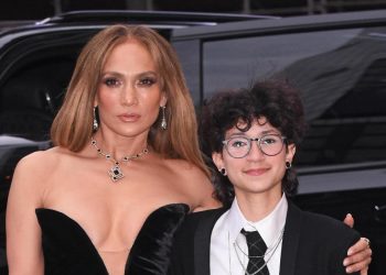 Hija de Jennifer López y Marc Anthony sorprende al graduarse bajo el nombre de Oskar Muñiz