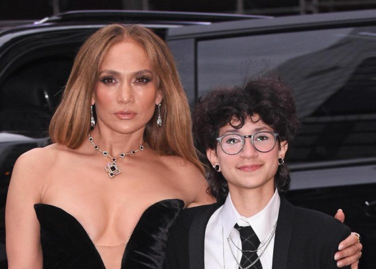 Hija de Jennifer López y Marc Anthony sorprende al graduarse bajo el nombre de Oskar Muñiz