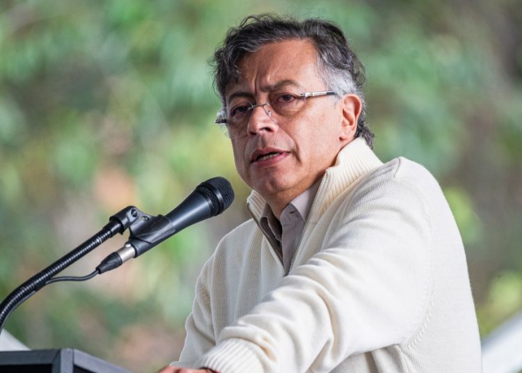 En la apertura de las elecciones, Gustavo Petro pidió vigilar el escrutinio y negó buscar perpetuarse en el poder