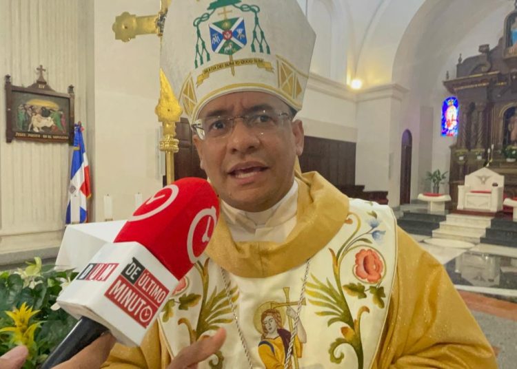 “Ver, juzgar y actuar”: obispo de Santiago llama a enfrentar la crisis más allá del análisis