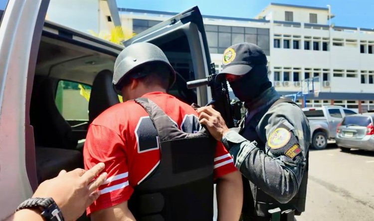 Autoridades desmantelan red vinculada a narcocargamento frente a Pedernales; hay ocho detenidos