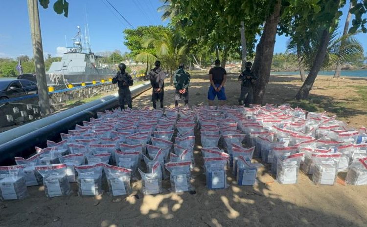 Interceptan narcolancha con 978 paquetes de presunta cocaína frente a costas de Santo Domingo