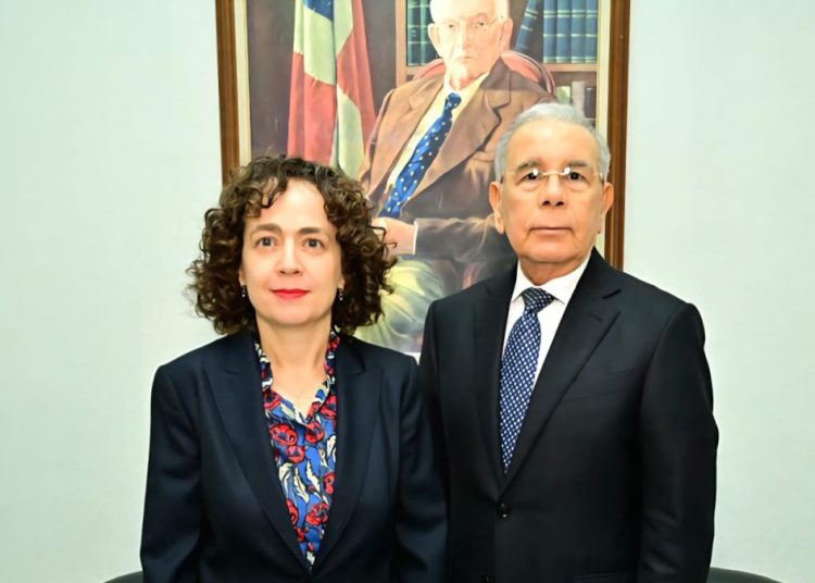 Embajadora de España visita a Danilo Medina en la sede del PLD