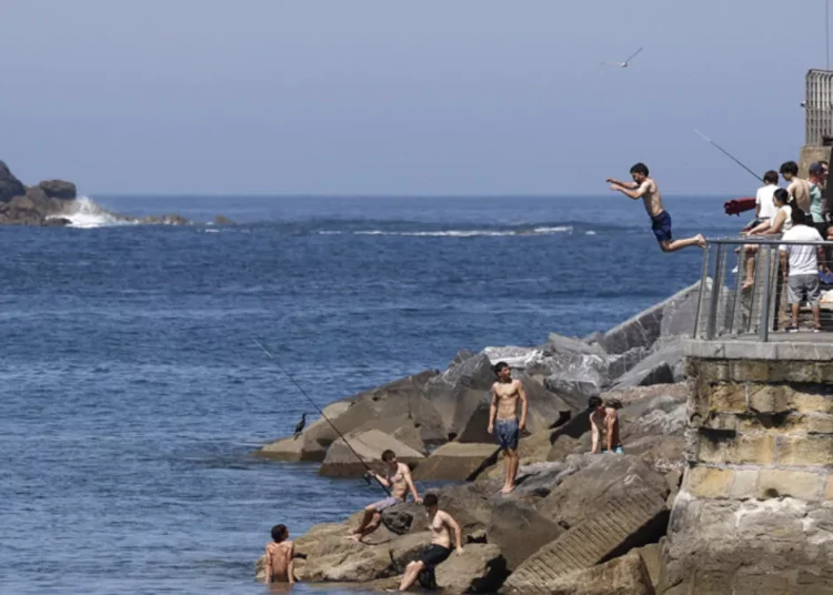 España suma una nueva jornada de altas temperaturas con avisos por calor y tormentas