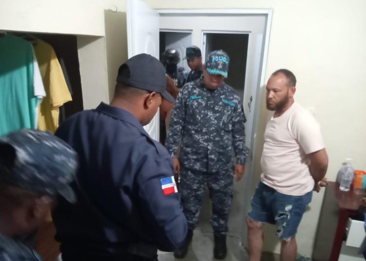 Policía apresa prófugo y ocupa pistola durante allanamiento en Las Matas de Santa Cruz
