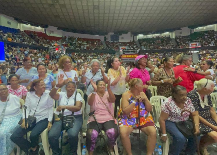 Miles de madres santiagueras celebran su día en la Gran Arena del Cibao