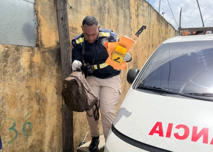 Mujer es asesinada presuntamente por su expareja en Santo Domingo Este