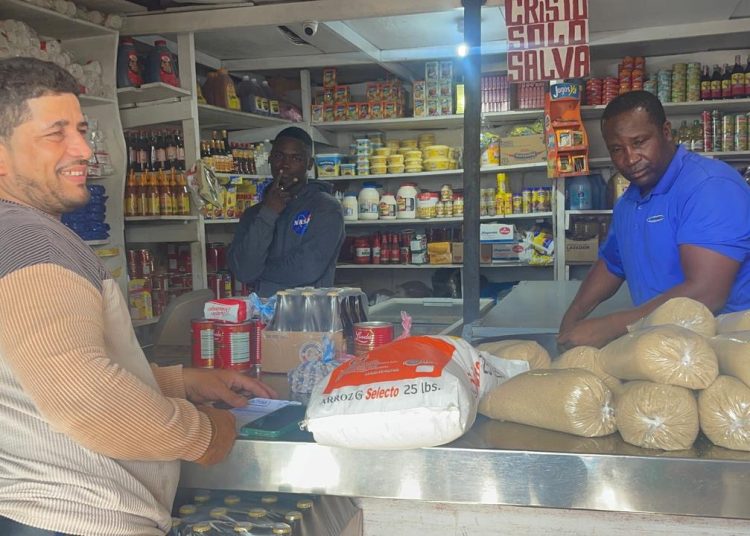 Comerciantes denuncian alzas de hasta 80 % en productos básicos y atribuyen crisis al encarecimiento de importaciones