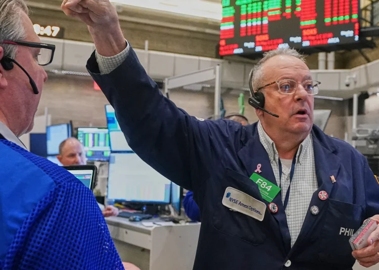 Wall Street mira más allá de la guerra: el crudo tensa los mercados, pero la bolsa resiste